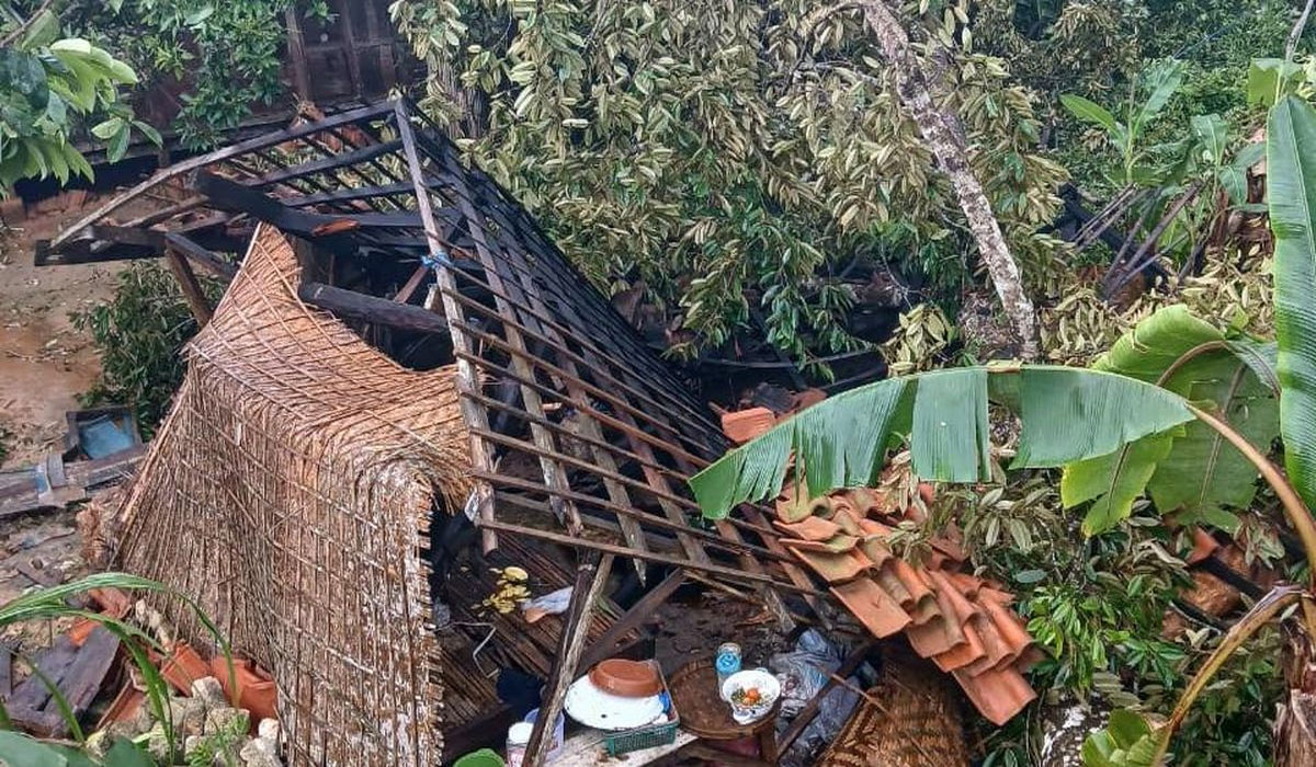 Detik-detik Mencekam di Pamekasan, Cuaca Ekstrem Hancurkan Rumah dan Tutup Jalan Detik-detik Mencekam di Pamekasan, Cuaca Ekstrem Hancurkan Rumah dan Tutup Jalan