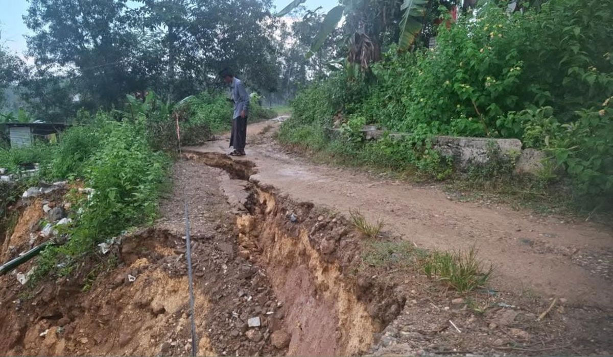 Detik-detik Mencekam di Pamekasan, Cuaca Ekstrem Hancurkan Rumah dan Tutup Jalan